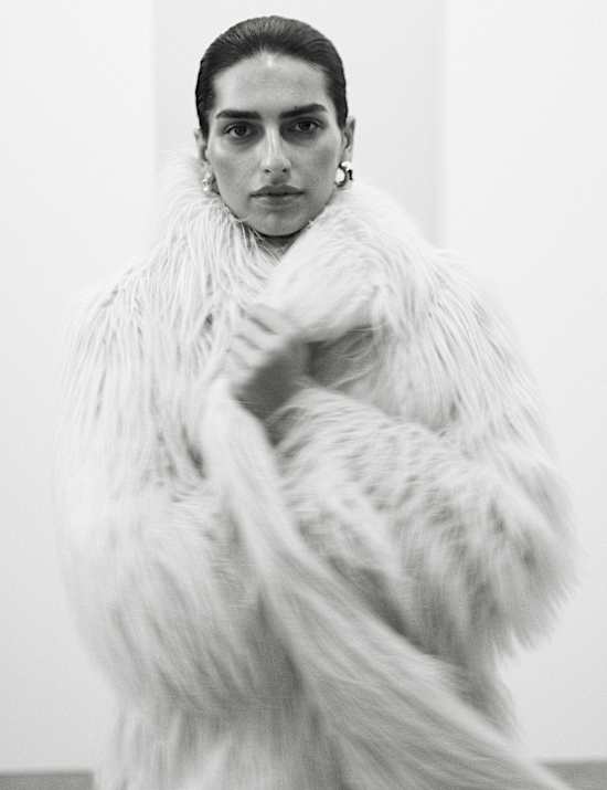 Lang geschnittener Mantel mit Kunstpelzkragen