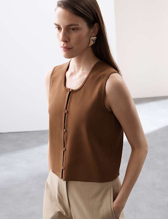 Πλεκτό φανελάκι με βαθιά στρογγυλή λαιμόκοψη και κουμπιά σε όλο το μήκος