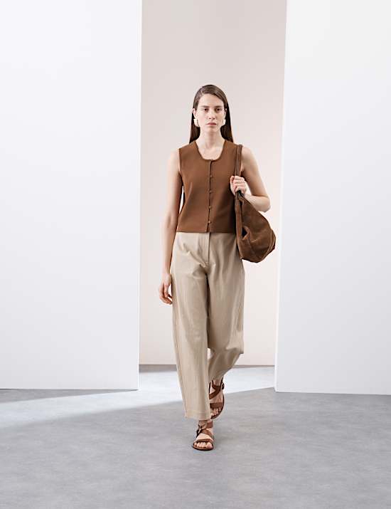 Πλεκτό φανελάκι με βαθιά στρογγυλή λαιμόκοψη και κουμπιά σε όλο το μήκος