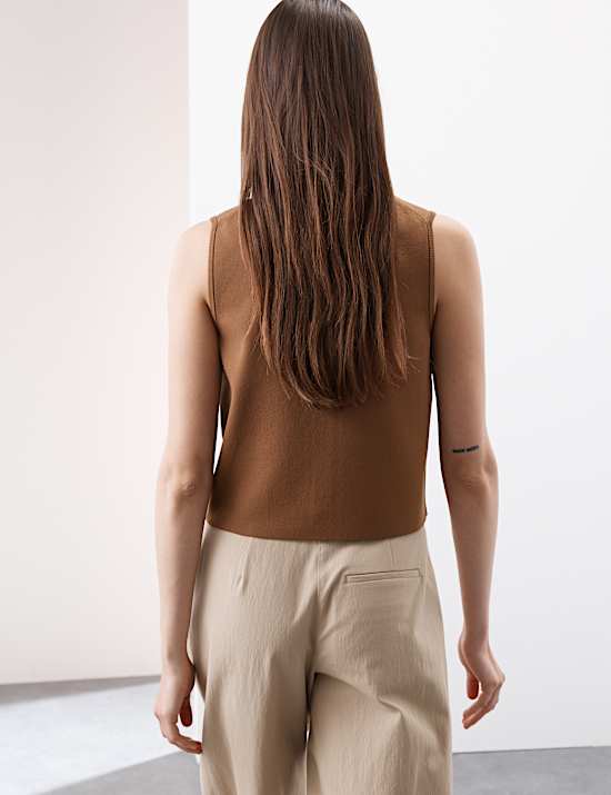 Πλεκτό φανελάκι με βαθιά στρογγυλή λαιμόκοψη και κουμπιά σε όλο το μήκος