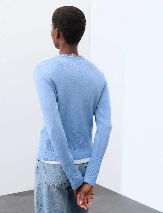 Cardigan &agrave; col en V, fermeture avant boutonn&eacute;e et d&eacute;tail en dentelle