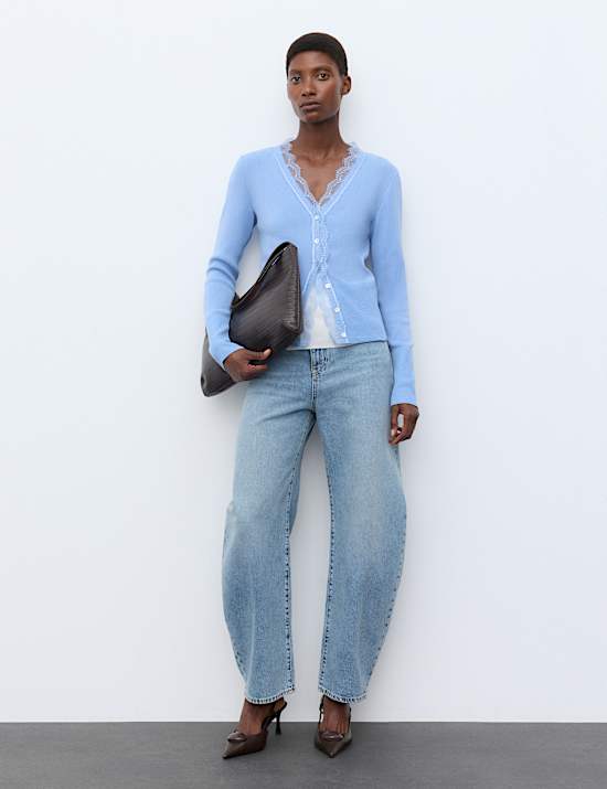 Cardigan &agrave; col en V, fermeture avant boutonn&eacute;e et d&eacute;tail en dentelle