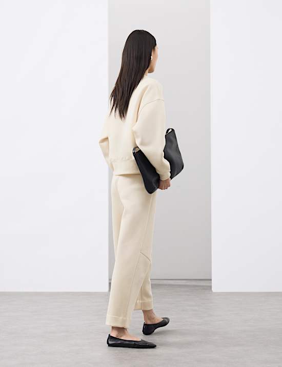 Přiléhavé tepláky s česanou úpravou na kotnících