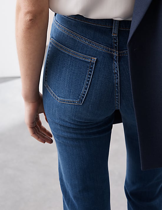 Hoch geschnittene Jeans mit geradem Bein