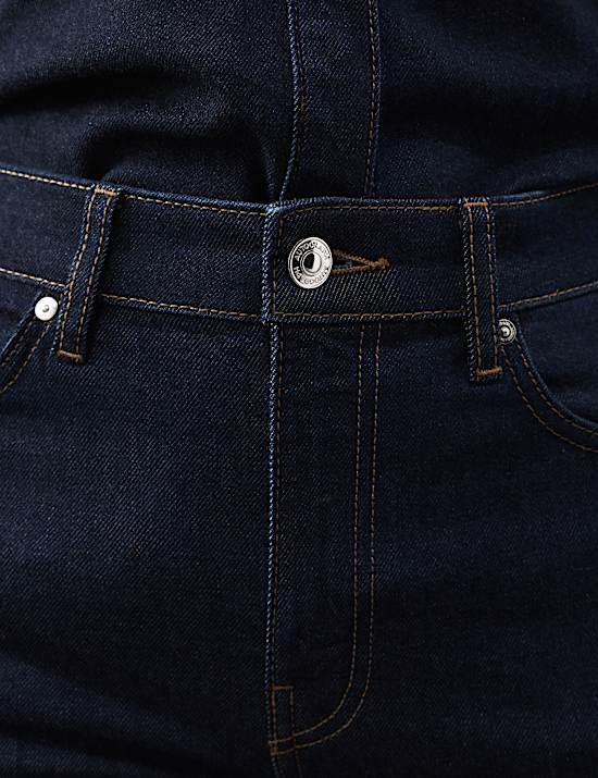 ג'ינס מתרחב במיוחד בגזרה גבוהה