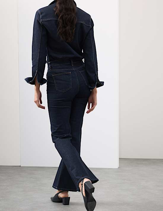 ג'ינס מתרחב במיוחד בגזרה גבוהה