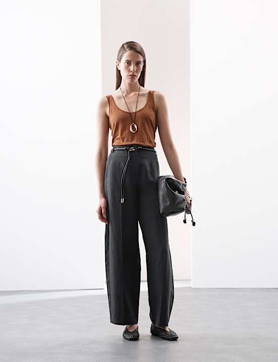 Pantalón tapered de lino con cinturón con pata zanahoria