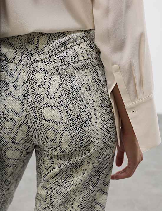 Pantalon jambe droite en cuir à imprimé peau de serpent