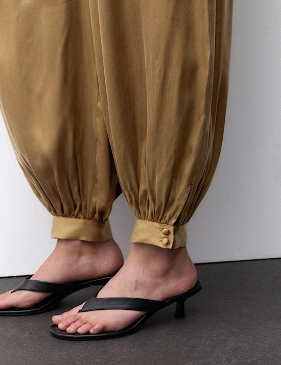 Pantalon ballon en cupro pliss&eacute; longueur cheville &agrave; ourlet resserr&eacute;