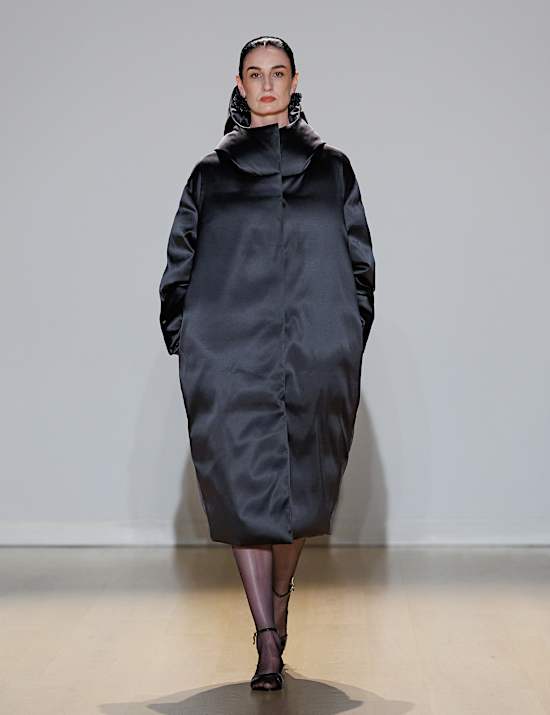 Manteau long molletonn&eacute; &agrave; capuche en satin, garni de plumes & duvet