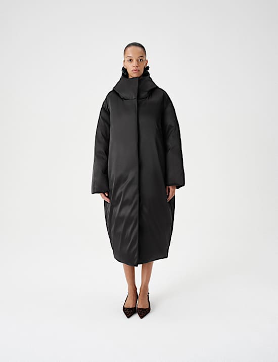 Manteau long molletonn&eacute; &agrave; capuche en satin, garni de plumes & duvet