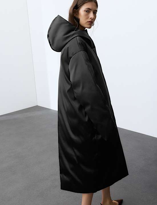 Manteau long molletonn&eacute; &agrave; capuche en satin, garni de plumes & duvet