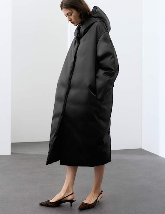 Manteau long molletonn&eacute; &agrave; capuche en satin, garni de plumes & duvet