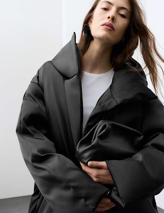 Manteau long molletonn&eacute; &agrave; capuche en satin, garni de plumes & duvet
