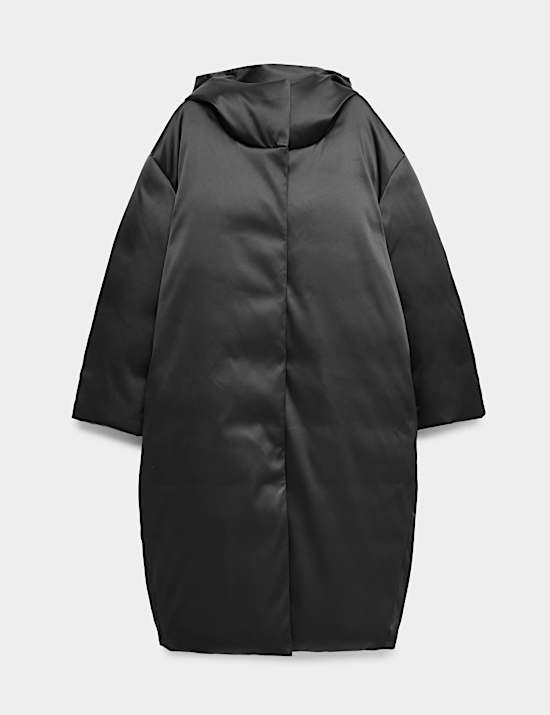 Manteau long molletonn&eacute; &agrave; capuche en satin, garni de plumes & duvet
