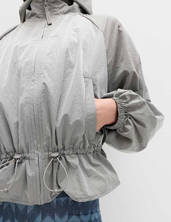 Veste sport tiss&eacute;e &agrave; capuche effet m&eacute;tallis&eacute;, dot&eacute;e de la technologie Stormwear&trade;