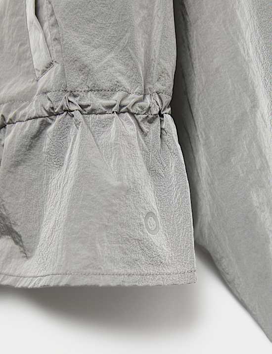 Veste sport tiss&eacute;e &agrave; capuche effet m&eacute;tallis&eacute;, dot&eacute;e de la technologie Stormwear&trade;