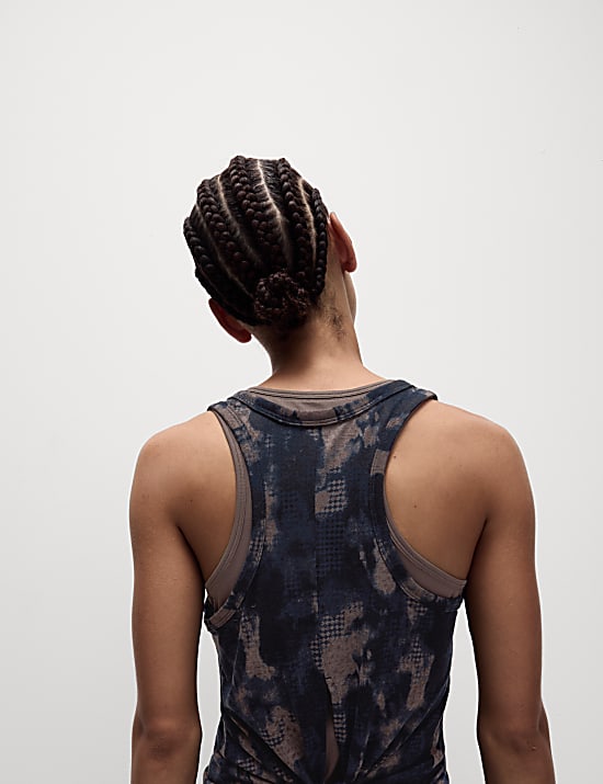 Bequemes, zweilagiges Yoga-Trägeroberteil mit Muster