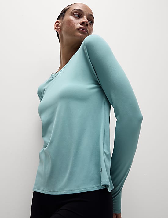 Yogatop met lage ronde hals en wikkelstijl op de rug