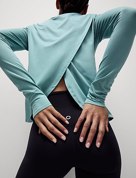 Yogatop met lage ronde hals en wikkelstijl op de rug