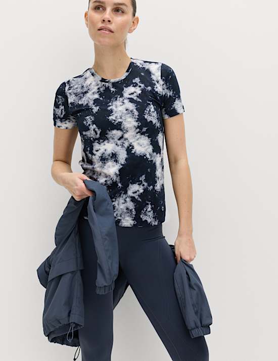 Printed Scoop Neck Fitted T-Shirt