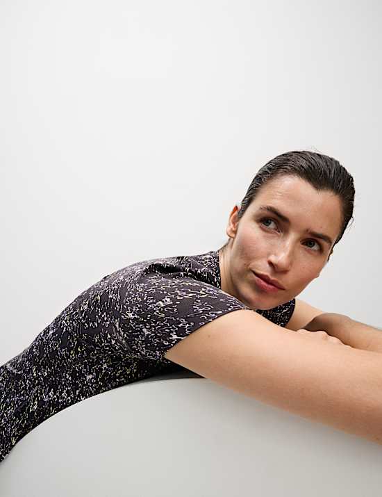 Printed Scoop Neck Fitted T-Shirt