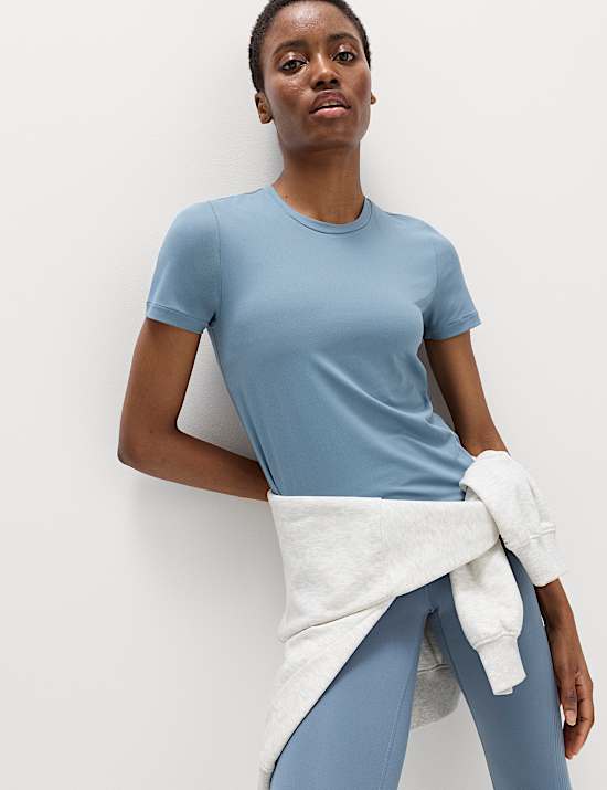 Nauwsluitend T-shirt met lage ronde hals