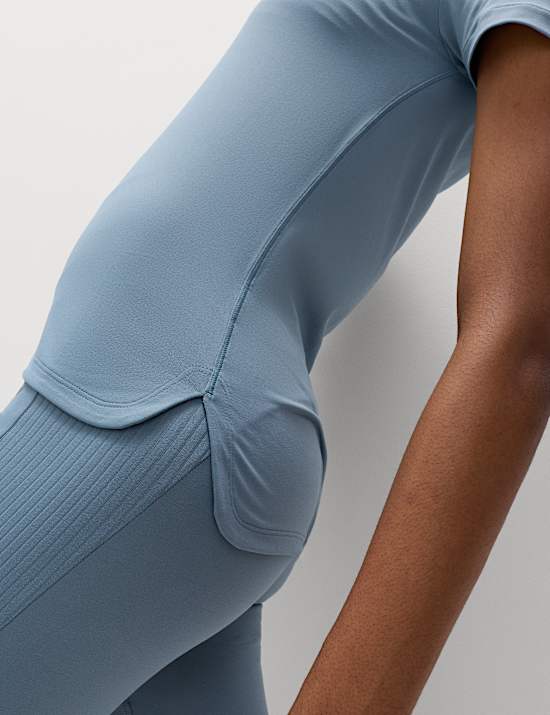 Nauwsluitend T-shirt met lage ronde hals