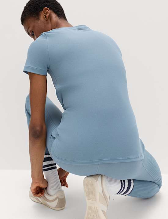 Nauwsluitend T-shirt met lage ronde hals