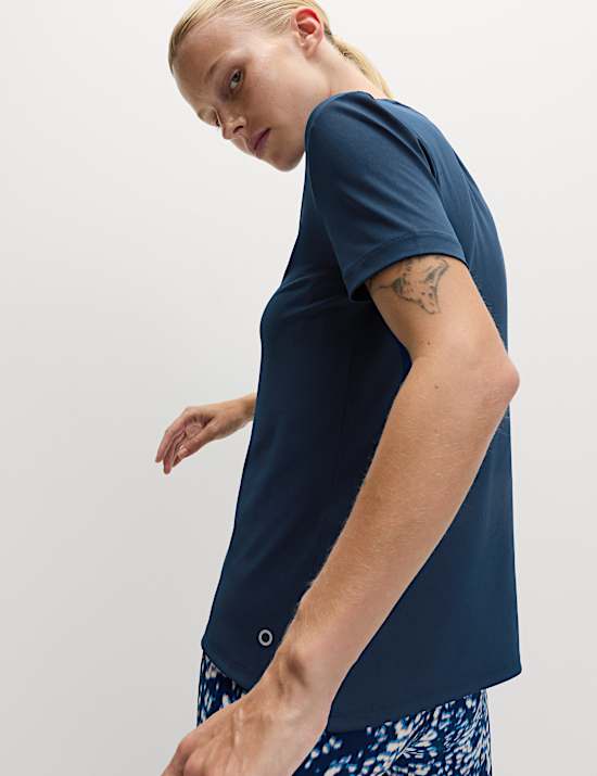 Scoop Neck Fitted T-Shirt