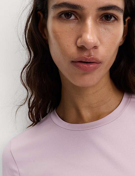 Camiseta ajustada de escote abierto