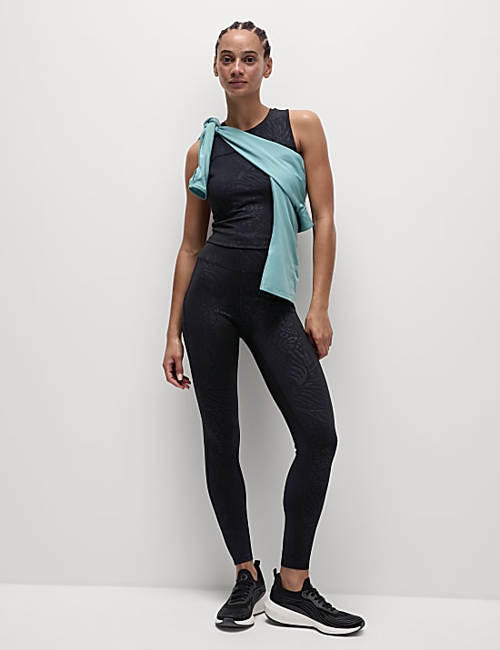 Zkr&aacute;cen&yacute; reli&eacute;fn&iacute; přil&eacute;hav&yacute; t&iacute;lkov&yacute; top s vykrojen&yacute;mi z&aacute;dy