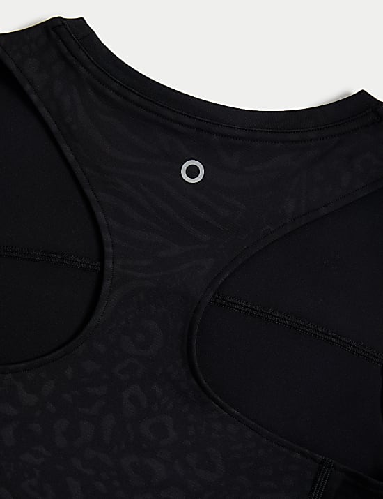 Zkr&aacute;cen&yacute; reli&eacute;fn&iacute; přil&eacute;hav&yacute; t&iacute;lkov&yacute; top s vykrojen&yacute;mi z&aacute;dy