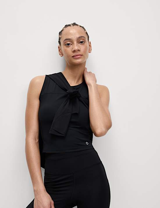 D&eacute;bardeur coupe courte et ajust&eacute;e &agrave; d&eacute;collet&eacute; rond