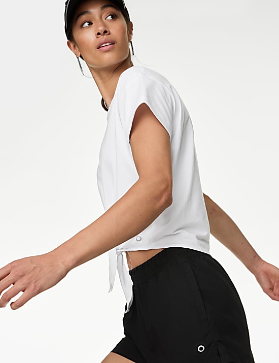 Ruimvallende korte top met lage ronde hals en gestrikte voorzijde