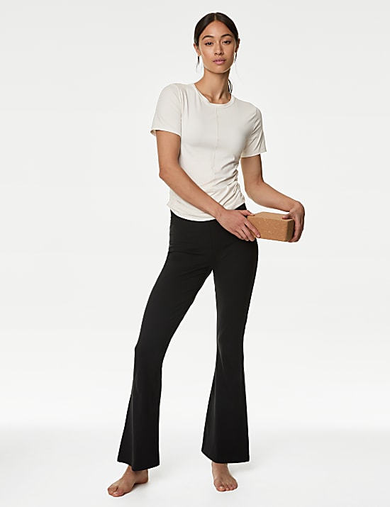 Yoga-T-shirt met lage ronde hals en wikkelstijl voorop