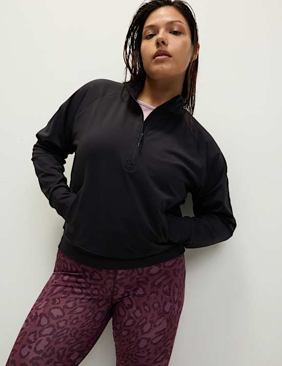 חולצת יוגה עם רוכסן חלקי וצווארון נשפך