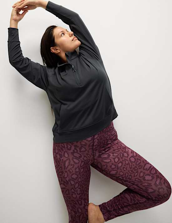 חולצת יוגה עם רוכסן חלקי וצווארון נשפך