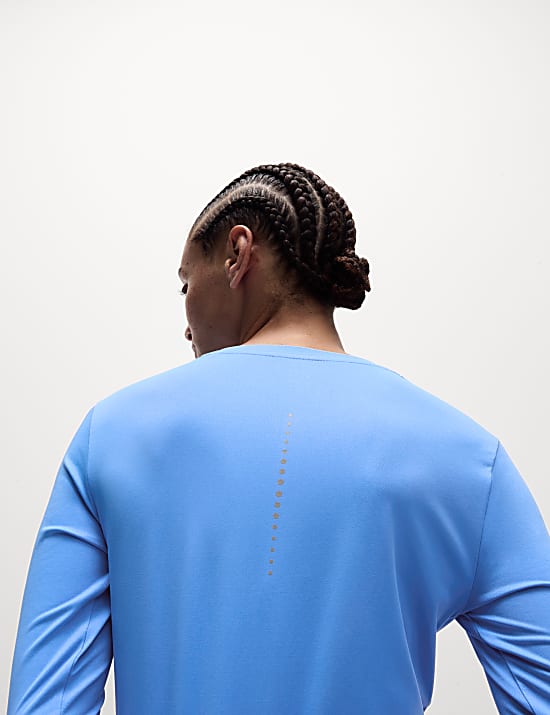 Nauwsluitende sporttop met scoophals