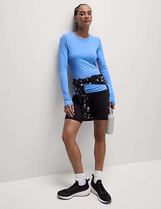 Nauwsluitende sporttop met scoophals