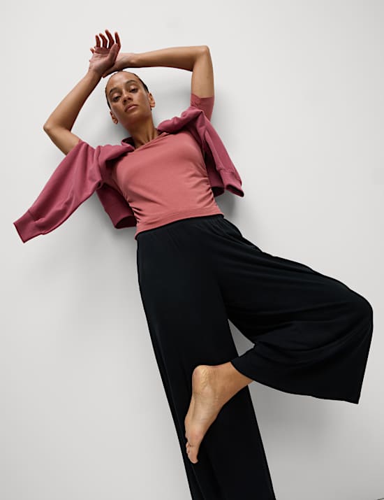 Licht yoga-T-shirt met wijde, ronde hals en ruches