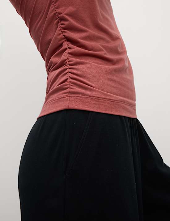 Licht yoga-T-shirt met wijde, ronde hals en ruches
