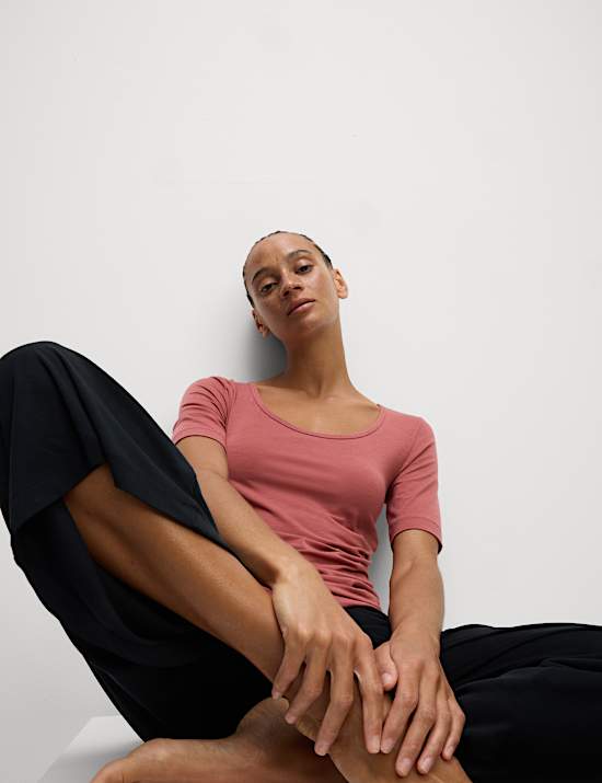 Licht yoga-T-shirt met wijde, ronde hals en ruches