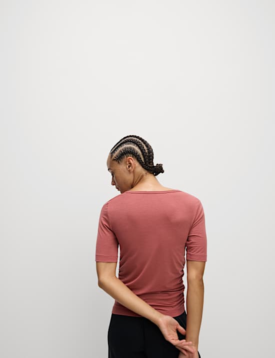 Licht yoga-T-shirt met wijde, ronde hals en ruches