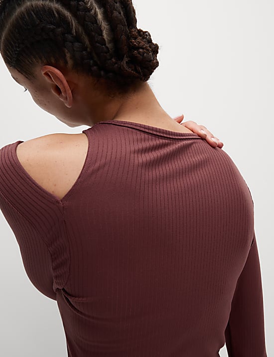 Nauwsluitende, geribbelde yogatop met blote schouder