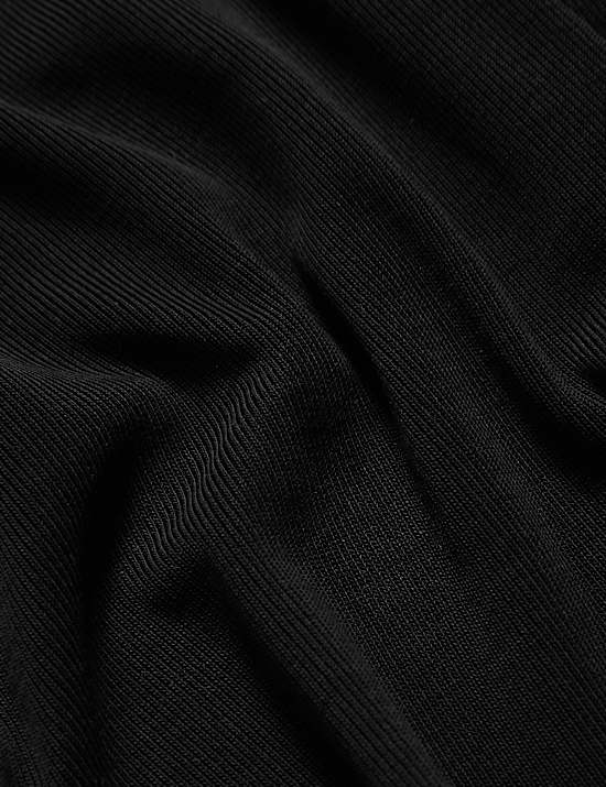 מכנסי שרוואל בגזרה נינוחה מבד ריב עשיר במודל