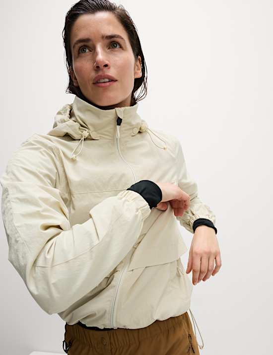 Veste sport &agrave; capuche, dot&eacute;e de la technologie Stormwear&trade;