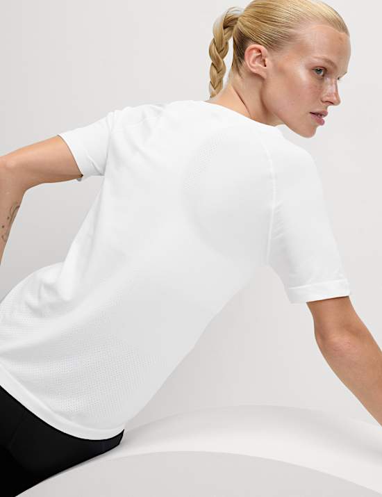 Lightweight Crew Neck Seamless Fitted T-Shirt