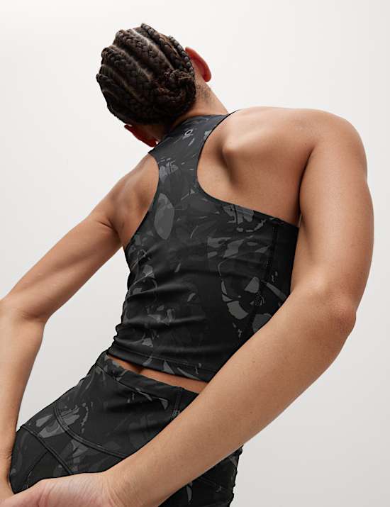 Přil&eacute;hav&yacute; t&iacute;lkov&yacute; top s potiskem a ov&aacute;ln&yacute;m v&yacute;střihem