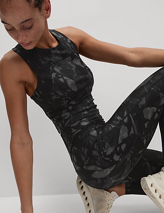 Přil&eacute;hav&yacute; t&iacute;lkov&yacute; top s potiskem a ov&aacute;ln&yacute;m v&yacute;střihem